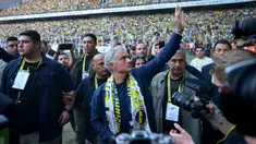 Pelatih baru klub Turki Fenerbahce, Jose Mourinho (tengah) melambaikan tangan saat memberikan sambutan kepada para suporter di Stadion Sukru Saracoglu, Istanbul, 2 Juni 2024. (Yasin AKGUL/AFP)
