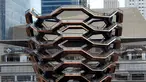 Konstruksi bangunan Vessel di proyek pembangunan Hudson Yards, Manhattan West Side, New York, AS, Selasa (12/3). Menurut desainer Thomas Heatherwick dari Heatherwick Studio, struktur bangunan terinspirasi dari sarang lebah. (REUTERS/Mike Segar)