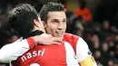 Selebrasi Robin van Persie yang disambut Samir Nasri, usai membuka kemenangan Arsenal 3-1 atas Partizan Belgrade pada partai pamungkasGrup H Liga Champions di Emirates Stadium, 9 Desember 2010. AFP PHOTO/CARL DE SOUZA