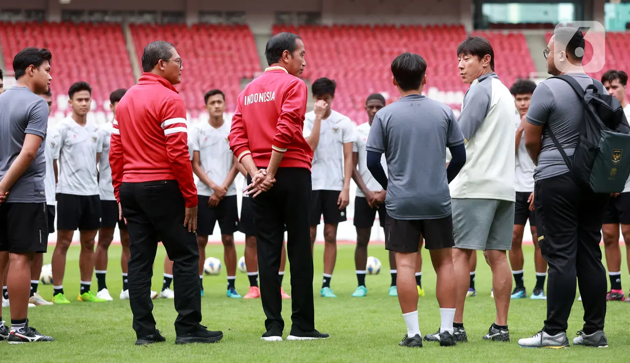 Jokowi memberikan motivasi kepada pemain Timnas Indonesia U-20 agar bangkit dari keterpurukan pasca pembatalan Piala Dunia U-20 2023. (Bola.com/M Iqbal Ichsan)
