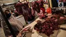 Warga membeli daging di Pasar Induk Kramat Jati, Jakarta, Kamis (8/4/2021). Pemerintah melalui Menteri Pertanian Syahrul Yasin Limpo, menegaskan, siap melakukan intervensi jika stok daging langka dan terdapat lonjakan harga pada bulan Ramadan dan menjelang lebaran. (Liputan6.com/Johan Tallo)
