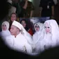 Seperti pasangan penagntin lainnya, setelah prosesi ijab kabul Vicky pun menyerahkan mas kawin kepada Angel. Di momen spesial itu, Vicky pun ingin romantis dengan caranya, namun ternyata gagal. (Nurwahyunan/Bintang.com)