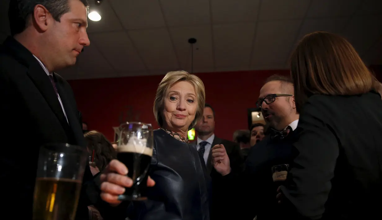 Kandidat calon presiden Amerika Serikat dari Demokrat, Hillary Clinton meminum bir bersama rekan - rekannya di bar lokal, Youngstown , Ohio , (12/3). Acara ini dilakukan setelah berhentinya masa kampanye Hillary Clinton. (REUTERS / Carlos Barria)