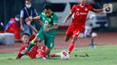Penyerang Persebaya Surabaya, Samsul Arif (tengah), terjatuh saat berebut bola dengan pemain Persik Kediri pada laga Piala Menpora 2021 di Stadion Si Jala Harupat, Bandung, Selasa (23/3/2021). (Bola.com/M Iqbal Ichsan)