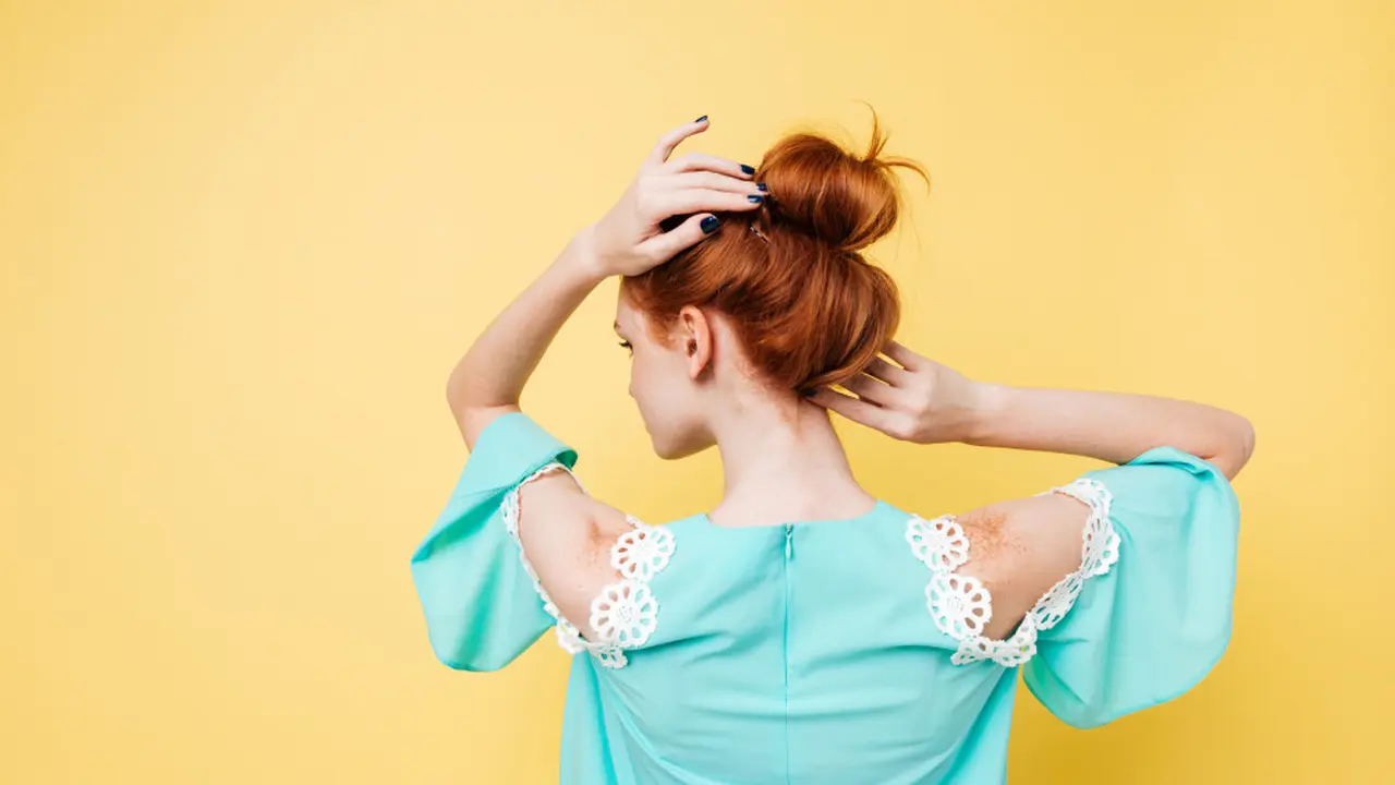 Low Messy Bun dengan Face Framing Layers, Gaya Simpel yang Tetap Chic untuk Berbagai Momen