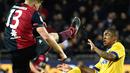 Bek Cagliari, Filippo Romagna, berebut bola dengan bek Juventus, Alex Sandro, pada laga Serie A Italia di Stadion Sardegna, Cagliari, Sabtu (6/1/2018). Cagliari kalah 0-1 dari Juventus. (AFP/Miguel Medina)