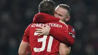 Bastian Schweinsteiger (kiri) berpelukan dengan kapten Manchester United Wayne Rooney. (AFP/Paul Ellis)