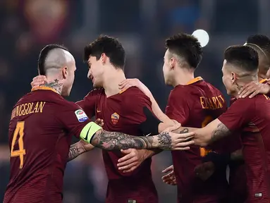 Para pemain AS Roma merayakan gol Diego Perotti (2kiri) saat melawan Chievo Verona pada lanjutan Serie A Italia di Olympic Stadium, Roma, (22/12/2016).  (AFP/Filippo Monteforte)