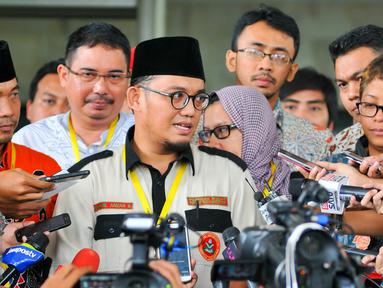 Koalisi yang memperjuangkan keadilan untuk Siyono, terduga teroris yang meninggal usai ditangkap Detasemen Khusus (Densus) 88 datangi Komisi Pemberantasan Korupsi (KPK), Jakarta, Kamis (19/5). (Liputan6.com/Yoppy Renato)