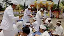 Umat Hindu melakukan prosesi penyucian dalam upacara Tawur Agung di Serang, Banten, Jumat (20/3/2015). Upacara tersebut merupakan ritual sebelum tapa brata penyepian dengan sembahyang dan diakhiri pembakaran ogoh-ogoh. (Liputan6.com/Andrian M Tunay)