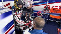 Pembalap SDG MS Harc-Pro.Honda.Ph, Haruki Noguchi (kiri), berdiskusi dengan tim sebelum dimulainya latihan bebas pada kelas ASB1000 ARRC Mandalika 2023 di Sirkuit Mandalika, Lombok, Jumat (11/08/2023). (Twitter/@SdgMSOfficial)