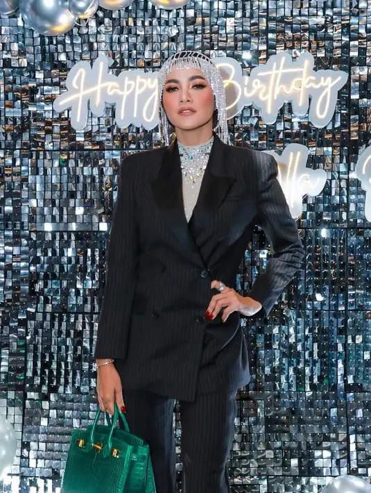 <p>Olla memadukan blazer dengan inner silver yang dihiasi beads. Ia juga membawa tas Hermes hijau yang membuat tampilannya nampak berkelas. [@lolitaramlan]</p>