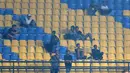 Penonton berfoto dan  duduk santai pada di tribun saat laga Persib Bandung melawan PS TNI pada lanjutan Liga 1 2017 di Stadion Si Jalak Harupat, Sabtu (05/8/2017). Persib menang 3-1. (Bola.com/Nicklas Hanoatubun)