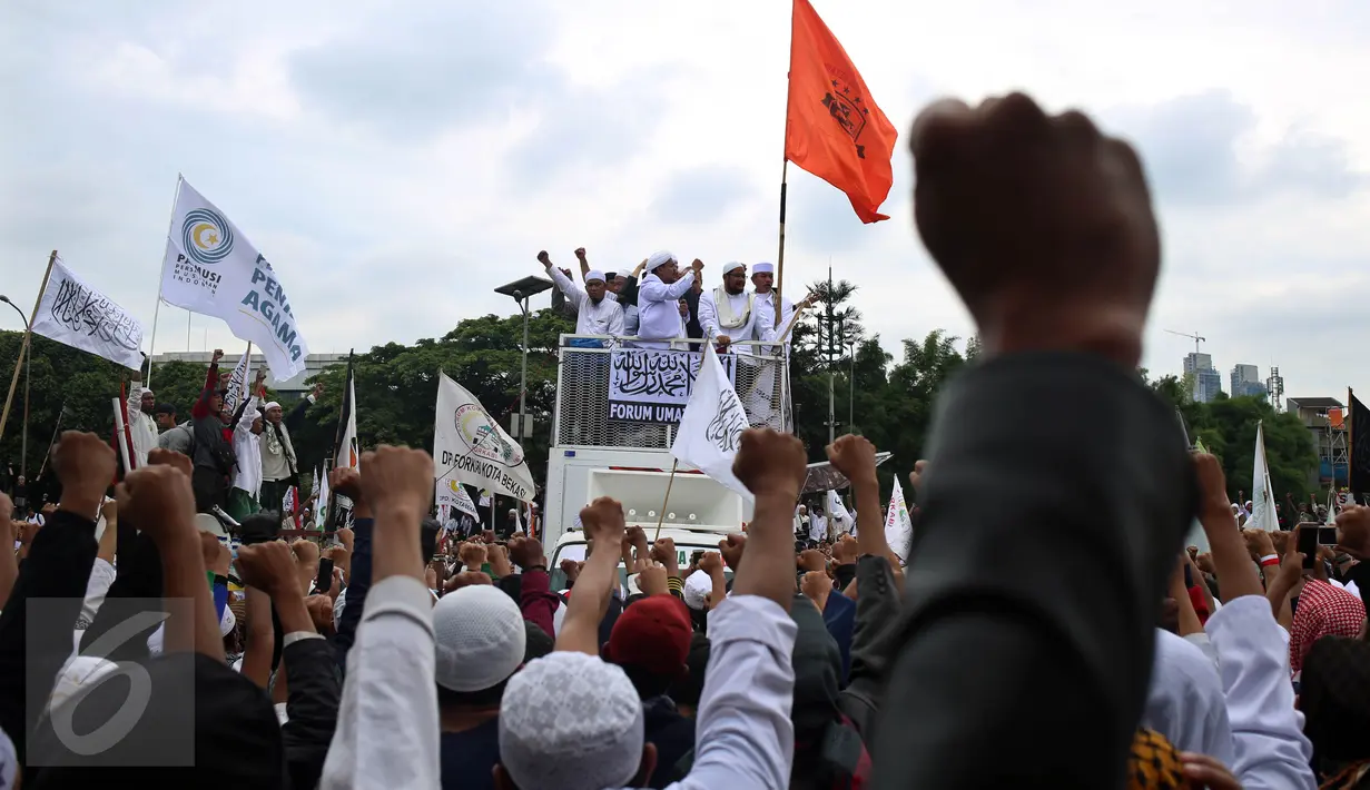 Pimpinan FPI, Rizieq Shihab diatas mobil saat melakukan aksi damai 212 jilid 2 di depan Gedung Dewan Perwakilan Rakyat, Senayan, Jakarta, Selasa (21/2). Dalam aksinya mereka menuntut DPR agar menyalurkan aspirasi mereka. (Liputan6.com/JohanTallo)