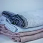 Siapa sih yang tidak sebal jika kain yang ingin dipakai kembali malah mengeluarkan aroma serta kotoran yang busuk? (Foto: Unsplash.com/micheile henderson)