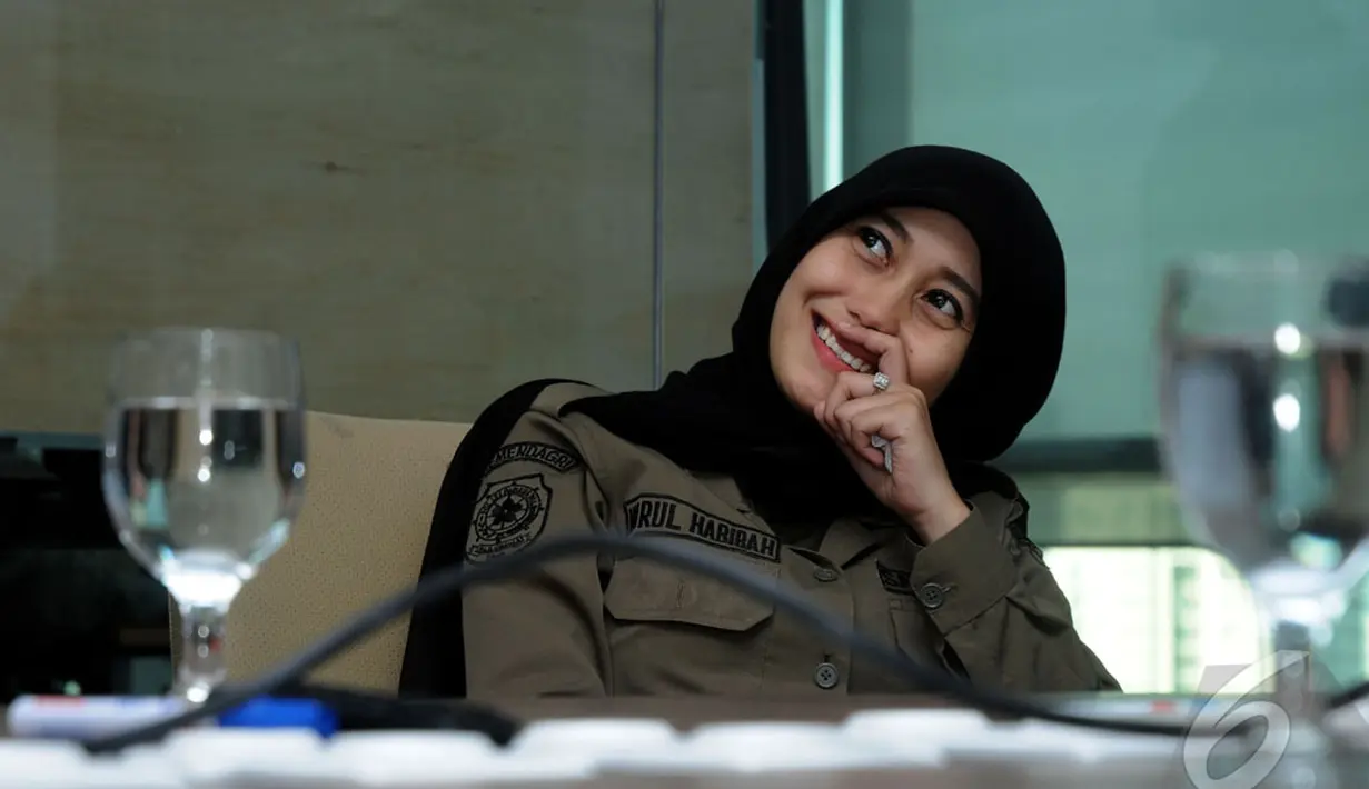 Nuby--sapaan akrab Nurul Habibah--mengaku telah bekerja sebagai staf administrasi Kantor Satpol PP Pandeglang sejak Januari 2012 hingga sekarang, Jakarta, Rabu (24/9/2014) (Liputan6.com/Helmi Fithriansyah)