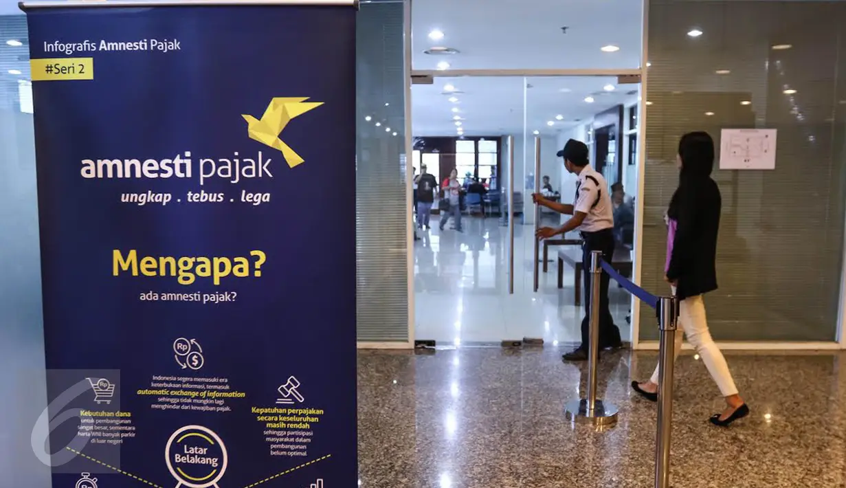 Sebuah banner terpasang di depan pintu masuk kantor pusat Ditjen Pajak, Jakarta, Minggu (25/9). Mendekati hari akhir periode pertama, Kantor Pajak membuka pendaftaran pada akhir pekan khusus melayani calon peserta tax amnesty. (Liputan6.com/Fery Pradolo)