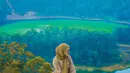 Woro Widowati memiliki akun Instagram @worow0ro. Akun IG Woro saat ini sudah memiliki 574 ribu followers. Banyak foto kece yang diunggah Woro Widowati di Instagram seperti saat ia bergaya kece di spot Instagramble dataran tinggi Dieng. (Liputan6.com/IG/@worow0ro)
