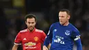 Striker Everton Wayne Rooney berusaha melewati pemain tengah Manchester United Juan Mata saat pertandingan Liga Inggris di Goodison Park, Liverpool (1/1). (AFP Photo/Paul Ellis)
