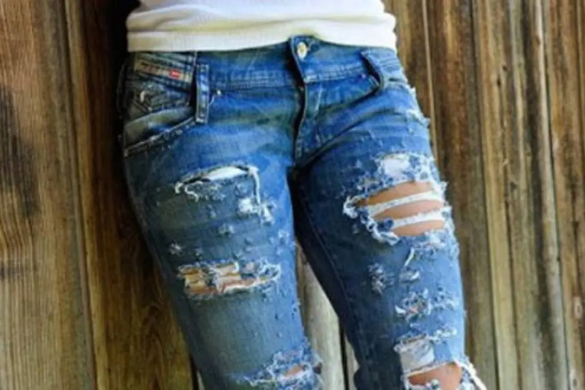 [Bintang] Perempuan Ini Bagikan Pengalamannya Gunakan Ripped Jeans Saat Cuaca Panas, Lucu tapi Kasihan