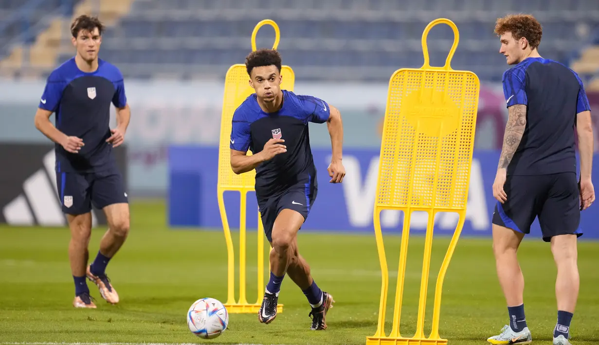 Antonee Robinson (tengah) mengikuti sesi latihan resmi di Stadion Al-Gharafa SC, Doha, Senin (28/11/2022). Saat ini Iran duduk di peringkat kedua klasemen grup dengan tiga poin, di atas Amerika Serikat (3) yang baru mengumpulkan dua angka. (AP Photo/Ashley Landis)