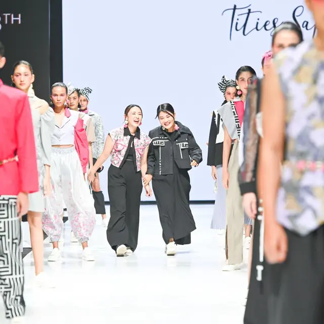 Koleksi Fesyen Berkelanjutan Tities Sapoetra x Avgal di Panggung JF3 2022