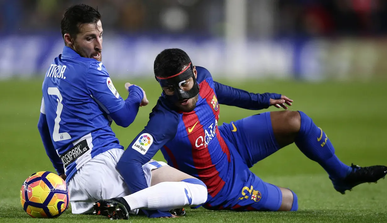 Bek Barcelona, Rafinha, terjatuh saat berebut bola dengan bek Leganes, Tito Romanduring. Bermain di kandang Barca lebih menguasai jalannya laga dengan penguasaan bola mencapai 67 persen. (AP/Manu Fernandez)