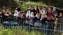 Ekspresi anak-anak Palestina saat menyaksikan warga Yahudi merayakan Hari Purim di Jalan al-Shuhada, Kota Hebron, Tepi Barat, Kamis (1/3). Hari Purim dirayakan dengan parade dan pesta kostum. (AFP PHOTO/HAZEM BADER)