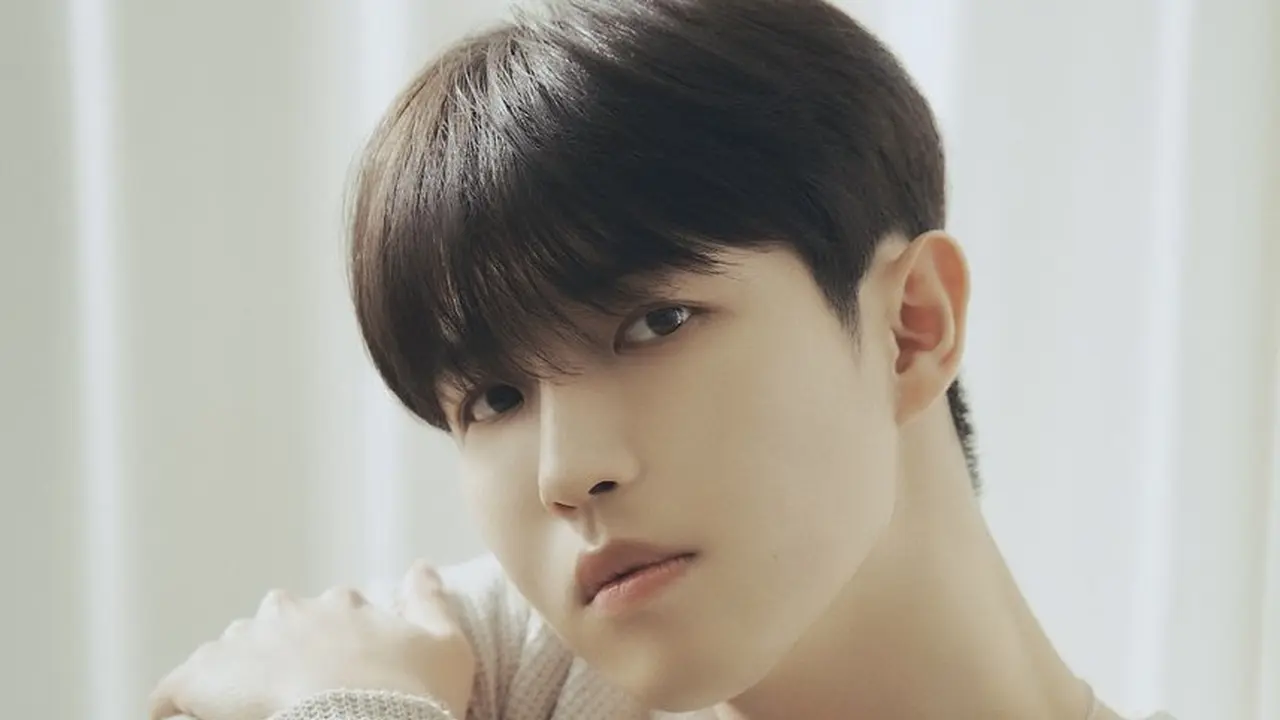Kim Jaehwan perbarui kontrak dengan WAKEONE. Sebulan lagi, ia akan bergabung wajib militer. (Twitter.com/@KJH_officialtwt)