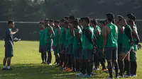 Pelatih fisik Timnas Indonesia U-19, Muchtar, saat melatih di Sawangan, Jawa Barat, Selasa (26/7/2016). (Bola.com/Vitalis Yogi Trisna)