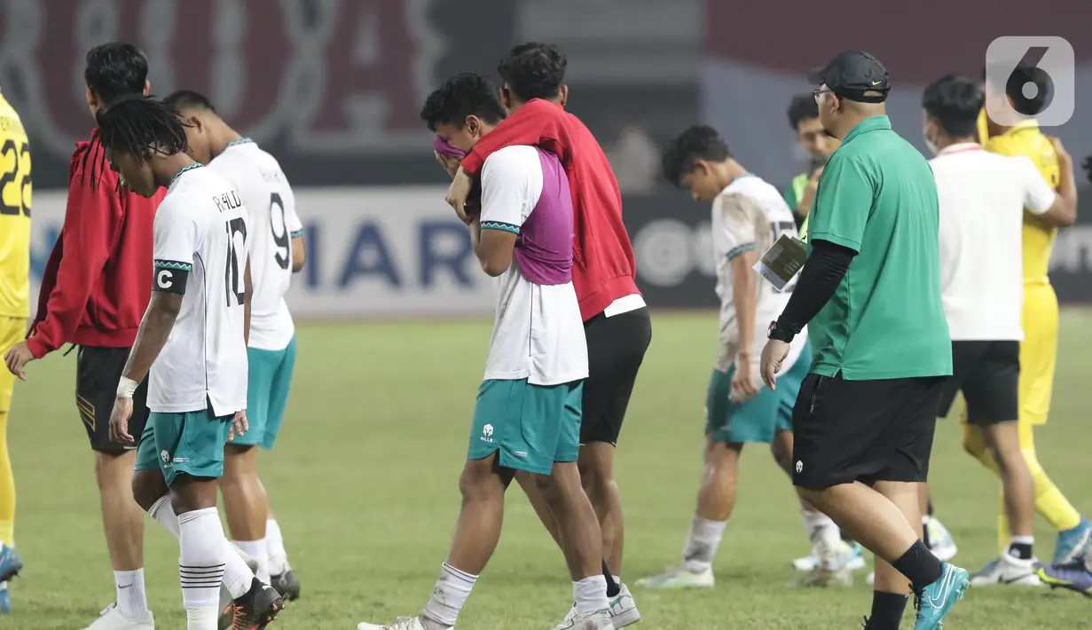 Pemain Timnas Indonesia U-19 meluapkan kesedihan usai laga terakhir penyisihan grup A Piala AFF U-19 2022 melawan Myanmar U-19 di Stadion Patriot Candrabhaga, Bekasi, Jawa Barat, Minggu (10/7/2022). Timnas Indonesia U-19 gagal melaju ke semifinal meski berhasil menundukkan Myanmar U-19 dengan skor 5-1. (Liputan6.com/Helmi Fithriansyah)