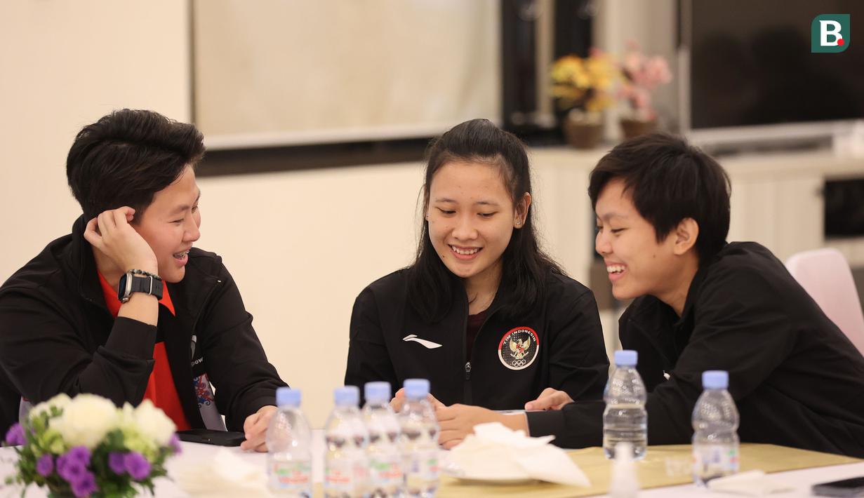 <p>Mantan pebulu tangkis ganda campuran Indonesia peraih medali emas Olimpiade Rio 2016, Liliyana Natsir (kiri) berbincang dengan dua pebulu tangkis Indonesia yang akan berlaga di Olimpiade Parisa 2024, Pitha Haningtyas Mentari (tengah) dan Siti Fadia Silva Ramadhanti saat acara doa bersama untuk kesuksesan skuad bulu tangkis Indonesia menuju Olimpiade Paris 2024 di Pelatnas PBSI Cipayung, Jakarta, Kamis (11/7/2024). (Bola.com/Abdul Aziz)</p>