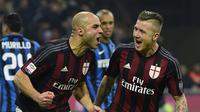 Pemain AC Milan, Alex, merayakan gol yang dicetaknya ke gawang Inter Milan dalam lanjutan Serie A Italia di Stadion San Siro, Milan, Senin (1/2/2016) dini hari WIB. (AFP/Olivier Morin)