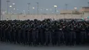 Para anggota pasukan khusus Saudi untuk Haji dan Umrah (SFHU) melakukan defile saat parade militer dalam persiapan pengamanan ibadah haji, di Mekah, Arab Saudi, Kamis 21 Mei 2026. (AP Photo/Altaf Qadri)
