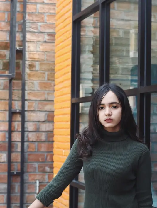 Meskipun mengenakan pakaian bergaya kasual, Dianda Sabrina tetap terlihat memesona. Banyak yang bilang jika kecantikan Sabrina mirip seperti barbie. (Foto: instagram.com/sabrindh)