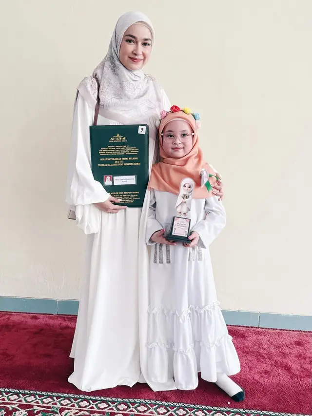 10 Outfit Artis Wanita di Acara Perpisahan Sekolah Anak 2025, Inspirasi Gaya