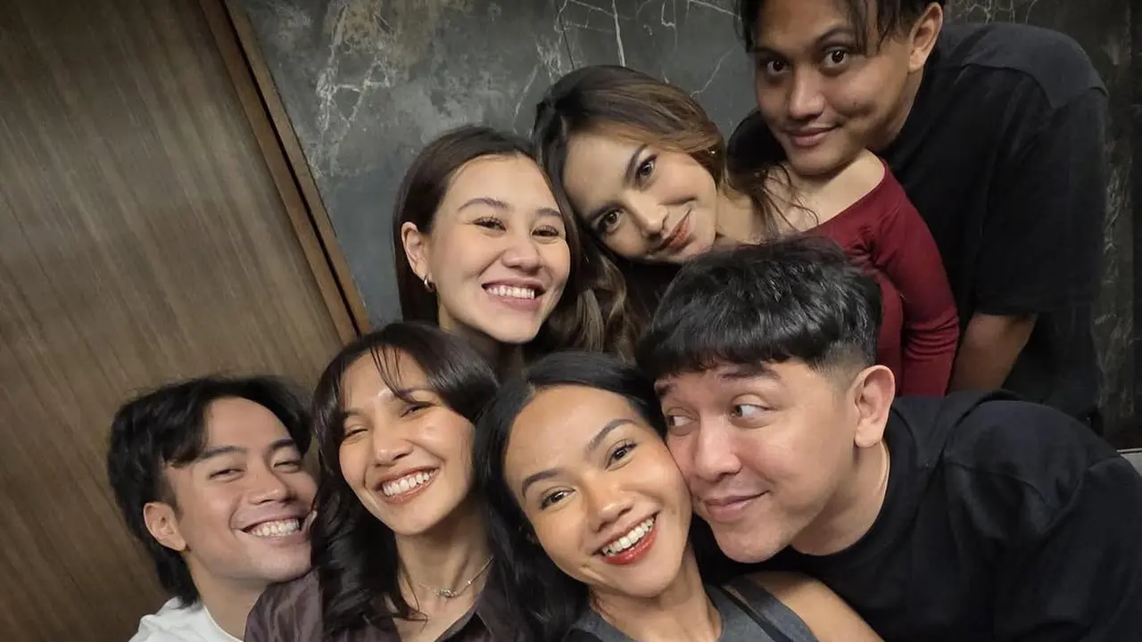 Gaya Kompak Couple Artis Berikan Kejutan Ulang Tahun Yura Yunita ke-34