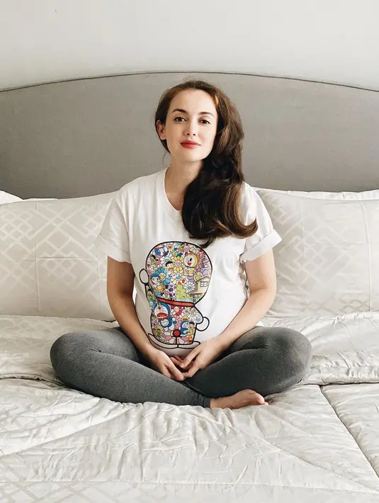 Lewat akun YouTube Daniel Mananta, Rianti pun bercerita pengalaman melahirkannya itu. Ia sempat tidak kuat menahan kontraksi saat pembukaan ke-4 dan ingin melakukan cesar saja. Selain itu, Rianti jadi ingat perjuangan sang ibu saat melahirkan dan membesarkannya. (Instagram/riantic)