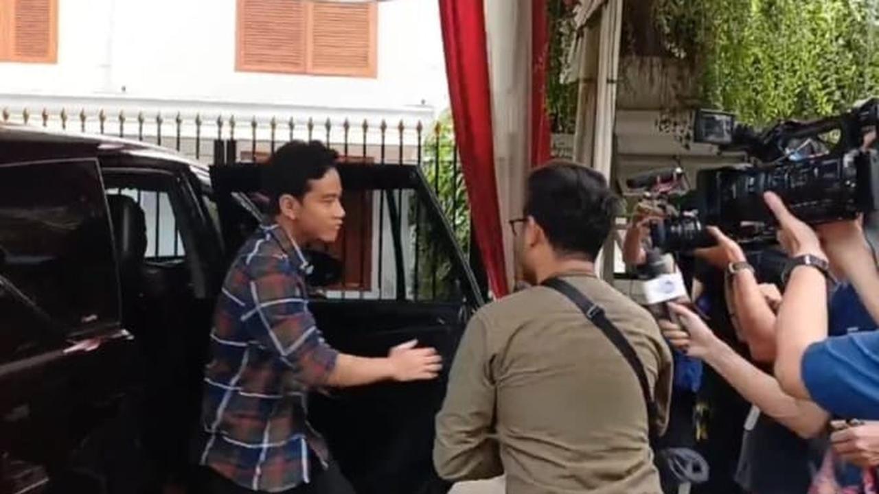 Calon wakil presiden nomor urut 02 Gibran Rakabuming Raka menyambangi kediaman capres Prabowo Subianto di kediaman Kertanegara IV, Kebayoran Baru, Jakarta Selatan, Jumat (23/2/2024). (Merdeka.com/Muhammad Genantan Saputra)