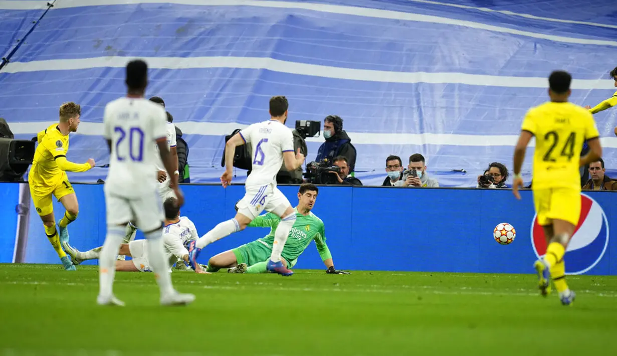 Pemain Chelsea Timo Werner (kiri) mencetak gol ke gawang Real Madrid pada pertandingan leg kedua perempat final Liga Champions di Stadion Santiago Bernabeu, Madrid, Spanyol, 12 April 2022. Real Madrid kalah 2-3. (AP Photo/Manu Fernandez)