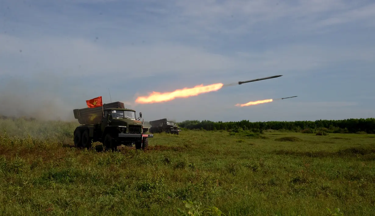 Rudal anti-pesawat buatan Rusia BM - 21 Grad selama latihan militer di selatan kota Ho Chi Minh, Vietnam, (7/11). Mewaspadai konflik dengan China, Pemerintah Vietnam mulai mempersiapkan diri dengan mengembangkan kekuatan militer mereka. (REUTERS)
