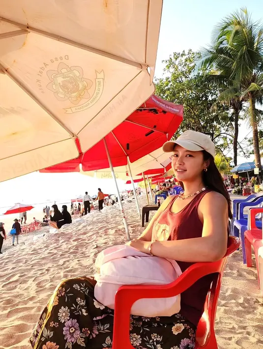 Hwang Jung Eum memakai kaos tak berlengan yang dipadukan dengan celana bermotif floral. Dia melengkapi penampilannya dengan topi. (Foto: Instagram/ jungeum84)
