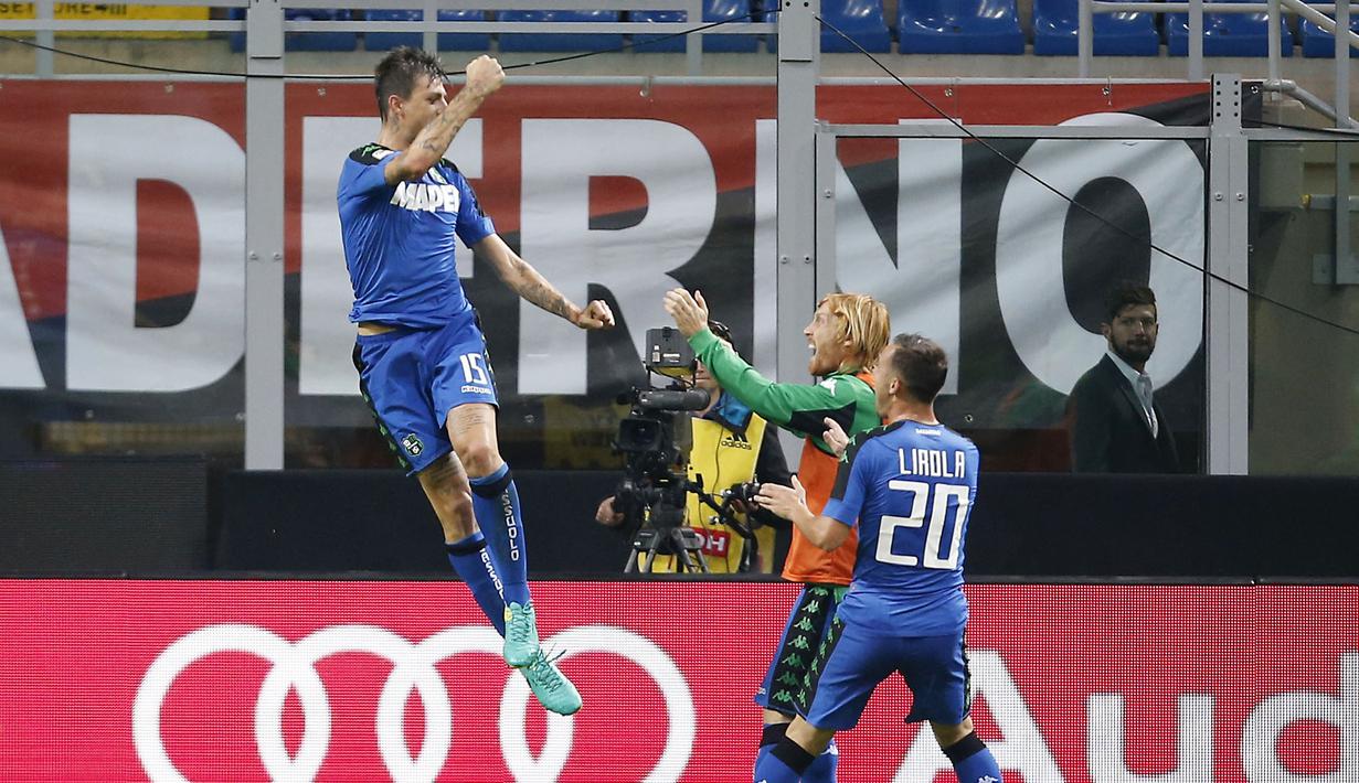 Pemain Sassuolo, Francesco Acerbi (kiri) melompat kegirangan usai mencetak gol ke gawang AC Milan pada lanjutan Serie A di Stadion San Siro, Milan (2/10/2016). (AP/Antonio Calanni)