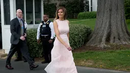 Melania Trump berjalan di halaman Gedung Putih saat perayaan Paskah ke-139, Washington, Senin (17/4). Acara Paskah tahunan ini juga dimeriahkan dengan lomba menggelindingkan telur. (AP Photo/Carolyn Kaster)