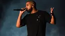 Terlihat tak ada keraguan dan rasa asing diantara keduanya, Drake dan Taylor Swift belum mengkonfirmasi status kedekatan mereka. Hanya saja mereka selalu mengatakan sebagai teman biasa. (AFP/Bintang.com)