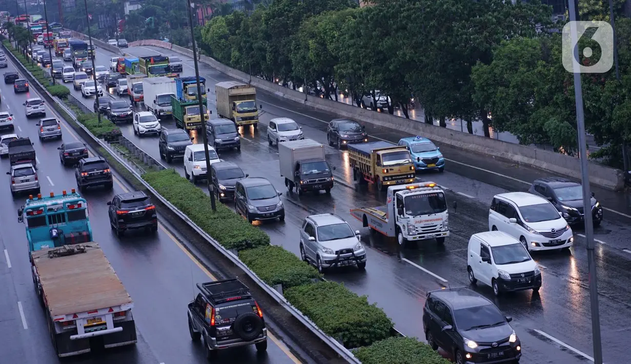 Kendaraan melintasi Jalan Tol Lingkar Dalam Jakarta di Cilandak, Jakarta Selatan, Jumat (2/10/2020). Direktorat Lalu Lintas Polda Metro Jaya mencatat jumlah kendaraan yang melintas pada jalur protokol menurun 21 persen ketika pemberlakuan PSBB Jakarta saat ini. (Liputan6.com/Immanuel Antonius)