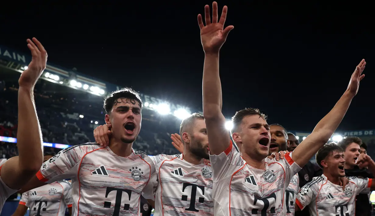 Para pemain Bayern Munchen merayakan kemenangan atas PSG setelah berakhirnya laga Liga Champions 2025/2026 di Parc des Princes, Paris, Prancis, Selasa (04/11/2025) waktu setempat. (AFP/Franck Fife)