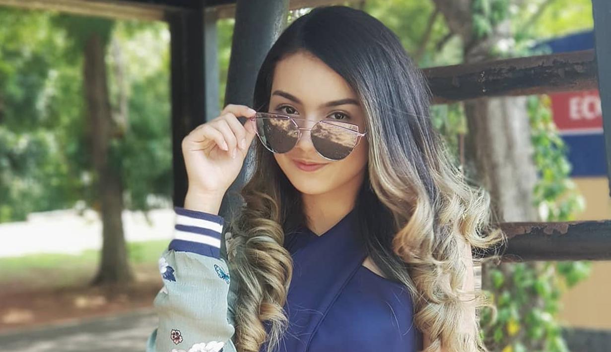 FOTO: Gaya Ersya Aurelia Pakai Kacamata, Tampil Trendi ...