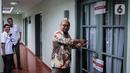 Komisioner KPU, Ilham Saputra menunjukkan ruang kerja salah satu komisioner KPU Wahyu Setiawan yang disegel KPK usai penggeledahan di Kantor KPU sementara, Jakarta, Kamis (9/1/2020).  Penggeledahan dan penyegelan terkait OTT KPK terhadap Wahyu pada 8 Januari kemarin. (Liputan6.com/Faizal Fanani)