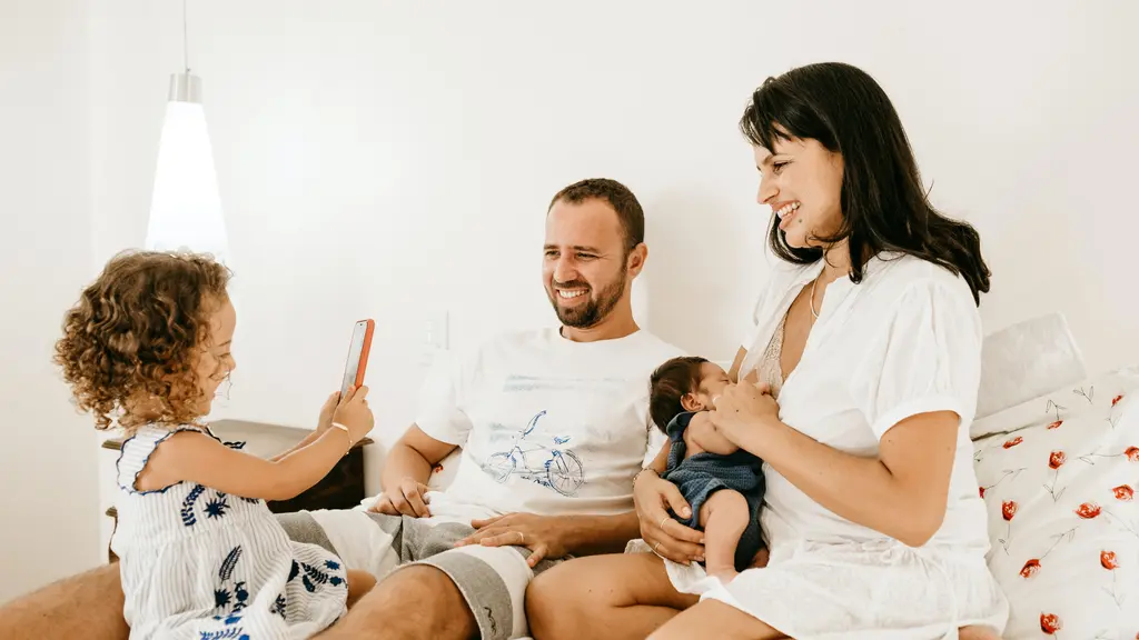 Meskipun di rumah, kamu bisa memiliki waktu berlibur yang menyenangkan dengan keluarga. (Foto: Unsplash.com/ Jonathan Borba)
